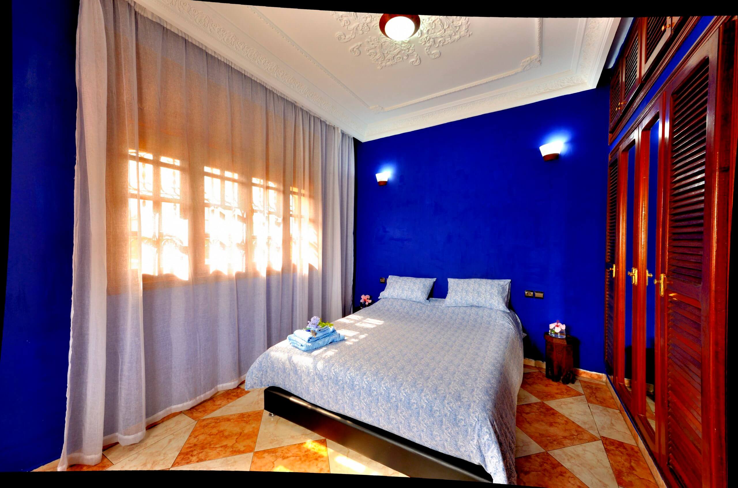 Dans une superbe villa, un hébergement à mi chemin entre Maison d'Hôtes et Auberge de Jeunesse. 15 Chambre Bleue